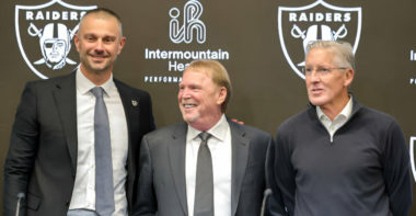 GM John Spytek (izquierda) y Pete Carroll (derecha) posando con el dueño Mark Davis de Las Vegas Raiders
