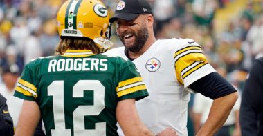 QB Aaron Rodgers (izquierda) y QB Ben Roethlisberger (derecha)