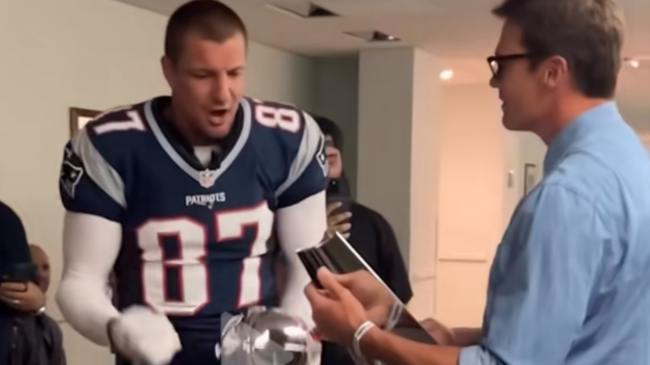 Rob Gronkowski y Tom Brady rompen trofeo del Super Bowl