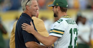 Aaron Rodgers (derecha) y Brett Favre (izquierda)