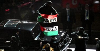 Zul-Qarnain Kwame Nantambu sostuvo una bandera de “liberen Sudán y Gaza” en el Super Bowl LIX