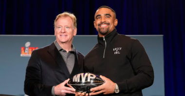 Jalen Hurts, MVP del Super Bowl LIX, junto a Roger Goodell, Comisionado de la NFL
