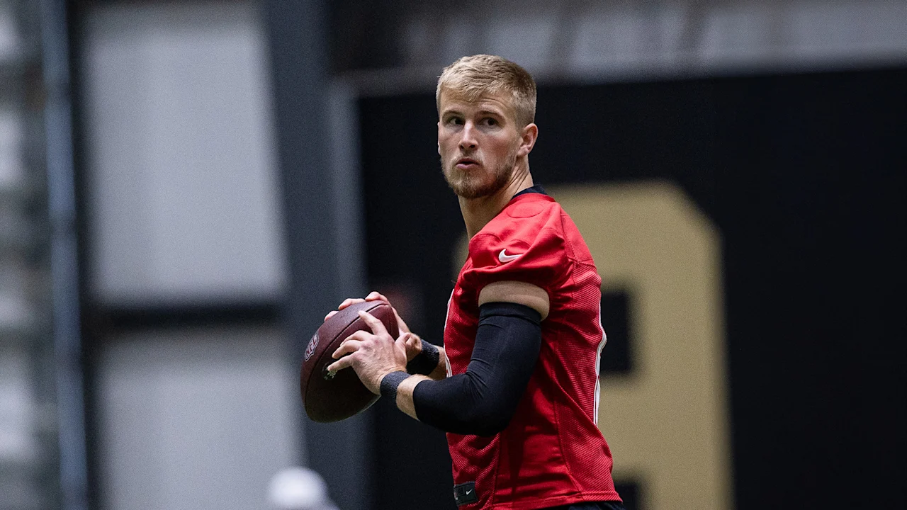 Saints firman al QB novato Tyler Shough