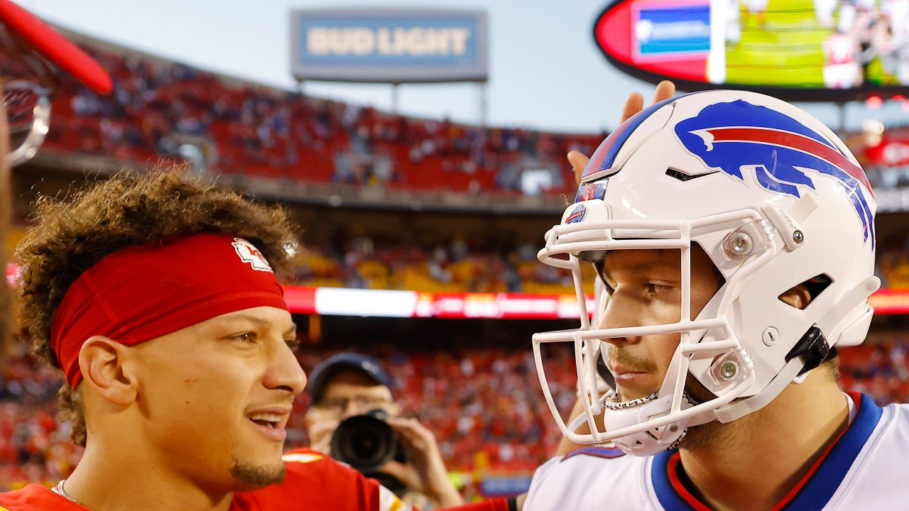 QB Patrick Mahomes, Kansas City Chiefs (izquierda); QB Josh Allen, Buffalo Bills (derecha)