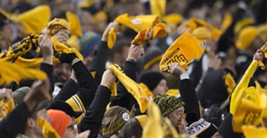 Los fans de los Pittsburgh Steelers agitando sus “Toallas Terribles”